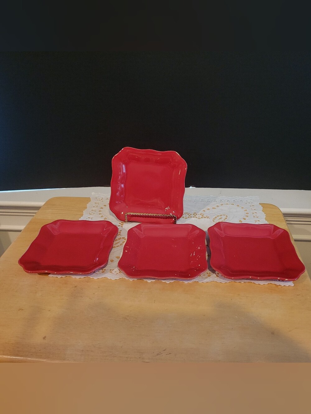 Set 4 Pottery Barn HOLIDAY RED CAMBRIA. SNACK TAPAS TIDBIT PLATES STONEWARE